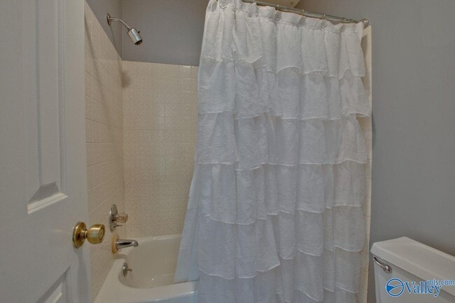 Building Photo - 3018 Live Oak Ln SW