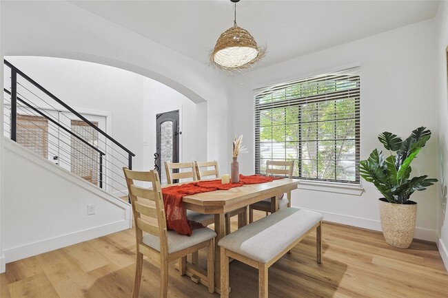 Building Photo - 1088 Pondview Dr