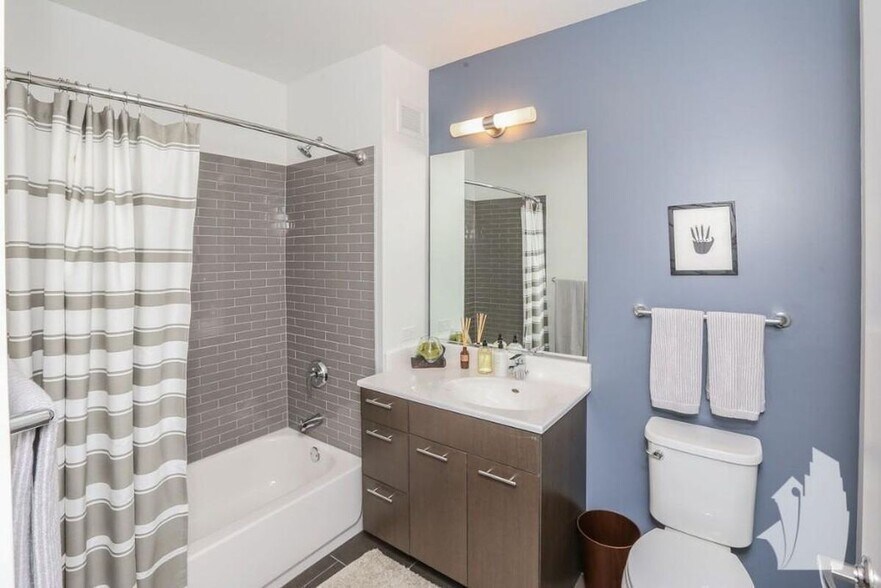 Building Photo - 637 N Wells St