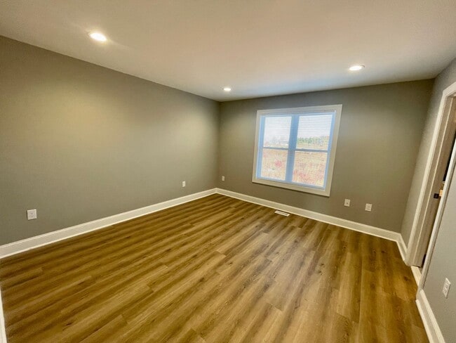 Building Photo - Blue Ridge Commons Townhome