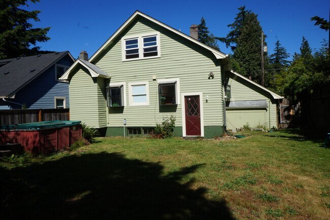 Building Photo - NE Portland 3 bedroom Rose City Park