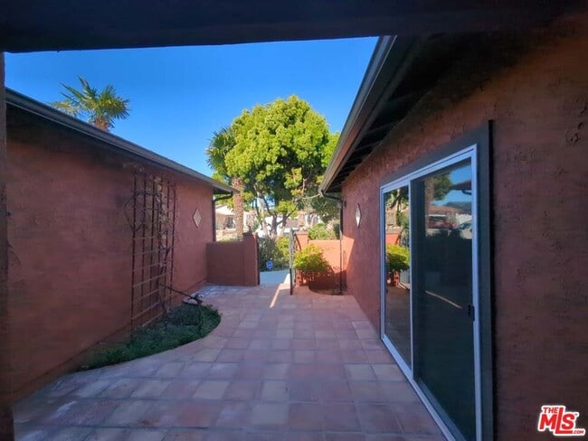 Building Photo - 6656 Swan St