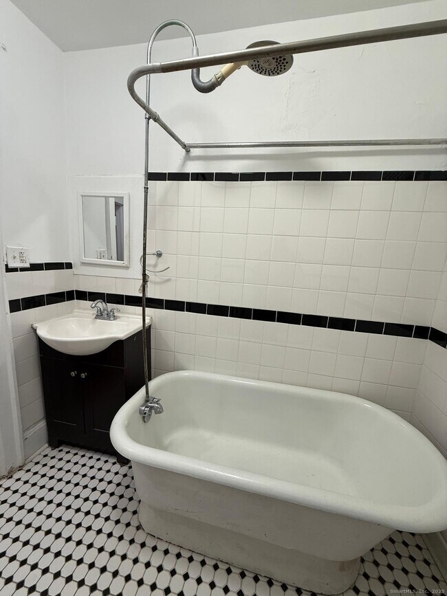 Building Photo - 684 Washington Ave