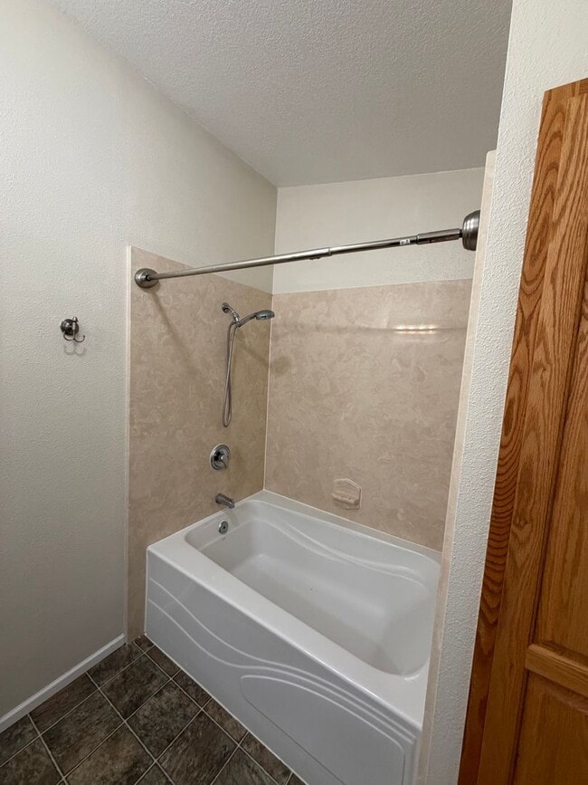 Building Photo - Spacious 3 Bed 2 Bath Springfield Home With Bonus Room and Extra Storage