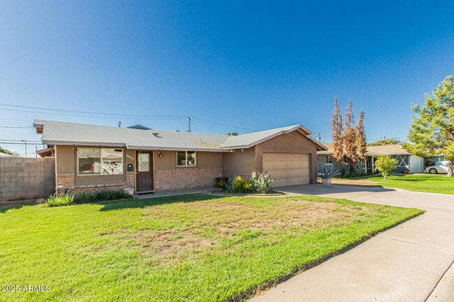 Building Photo - 3823 W Lawrence Rd