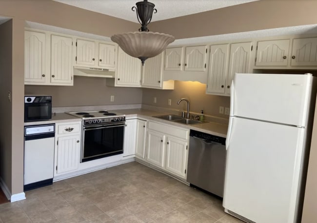 Building Photo - 632 Calhoun St