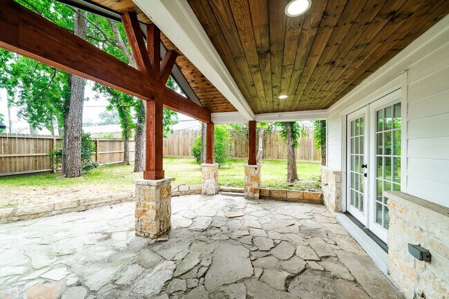 Building Photo - 10038 Westview Dr