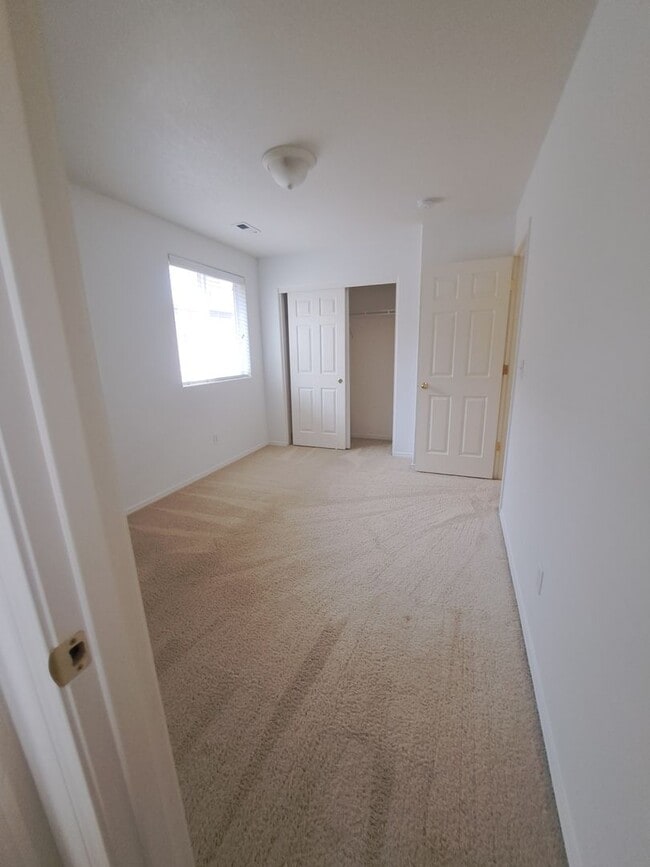 Building Photo - 3 BEDROOM - AC - move in ready Hillsboro