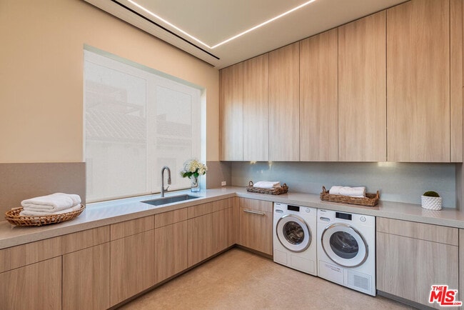 Building Photo - 455 N Palm Dr