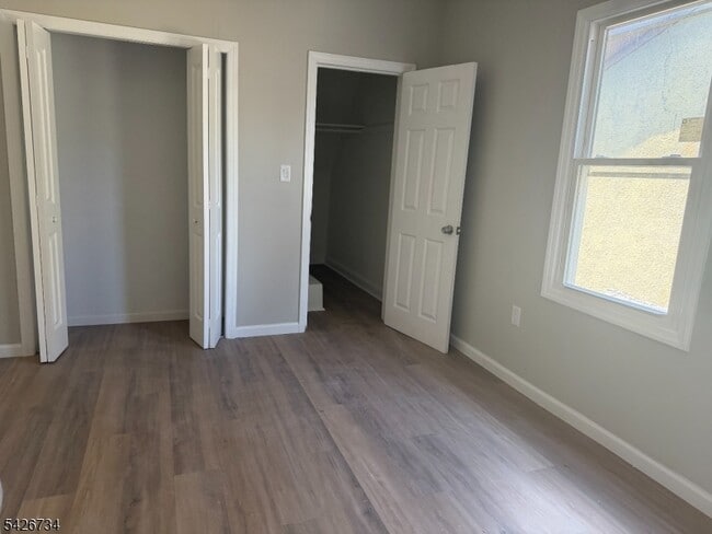 Building Photo - 37 Mapes Ave