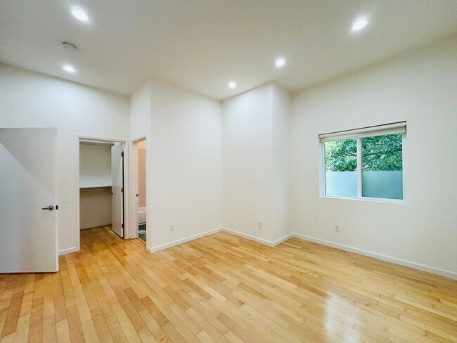 Building Photo - Chic 2-Bed, 2-Bath Home with Gated Yard in...