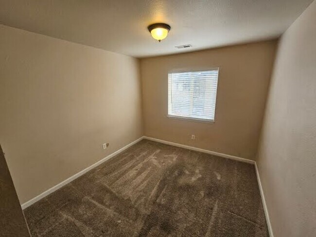 Building Photo - 3/2 Duplex with fenced yard and private courtyard