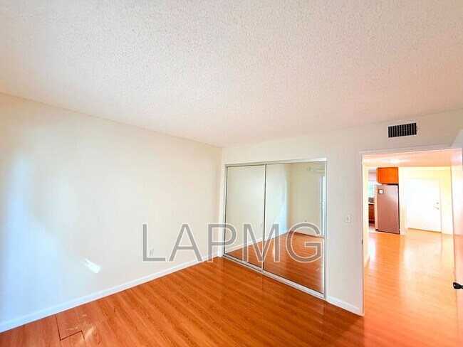 Building Photo - 1059 Western Ave