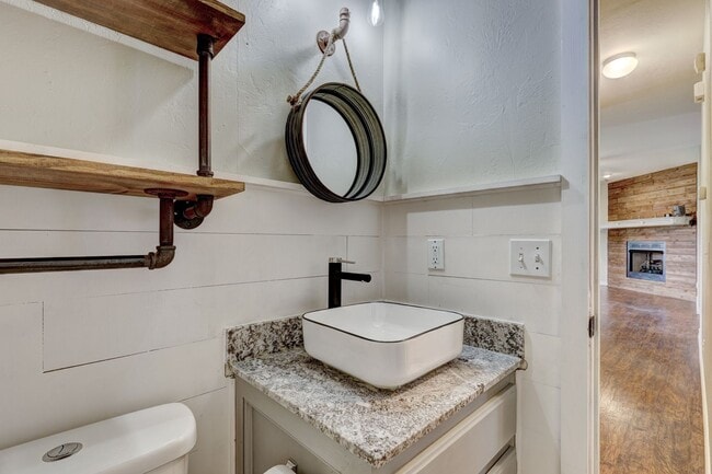 Building Photo - 1605 Silver Oak Dr