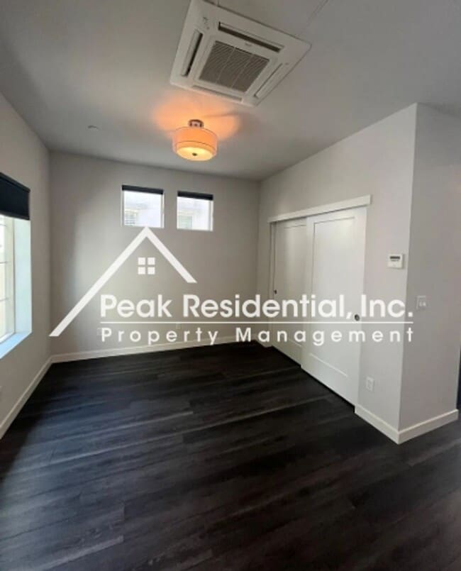 Building Photo - Beautifully Updated 1bd/1ba Land Park Area Condo with 1 Car Garage!