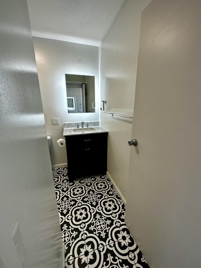 Building Photo - 1560 Thurston Ave