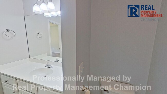 Building Photo - Ground Level Condo with Community Pool