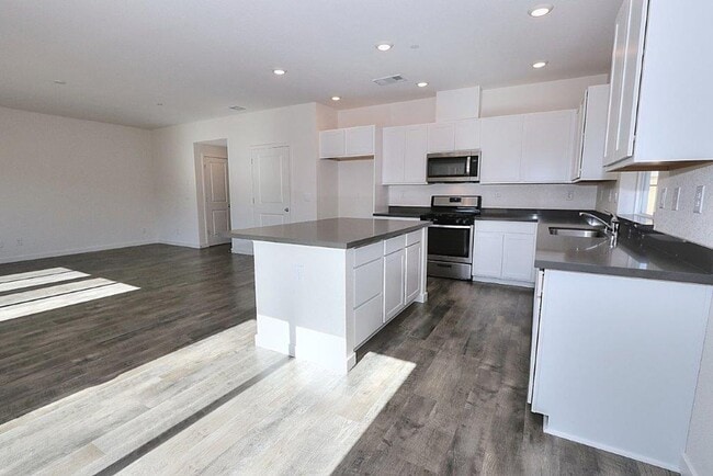 Building Photo - Beautiful Lincoln Home Available in May!