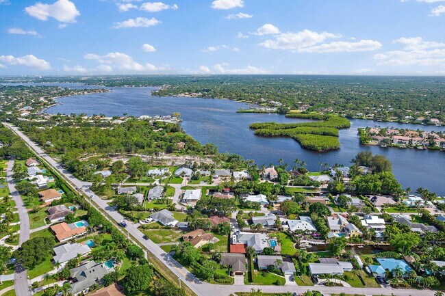 Building Photo - 9520 SE Point Terrace