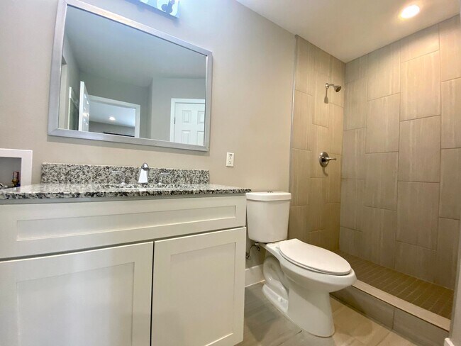 Building Photo - Remodel Condo - Minutes to Downtown Austin