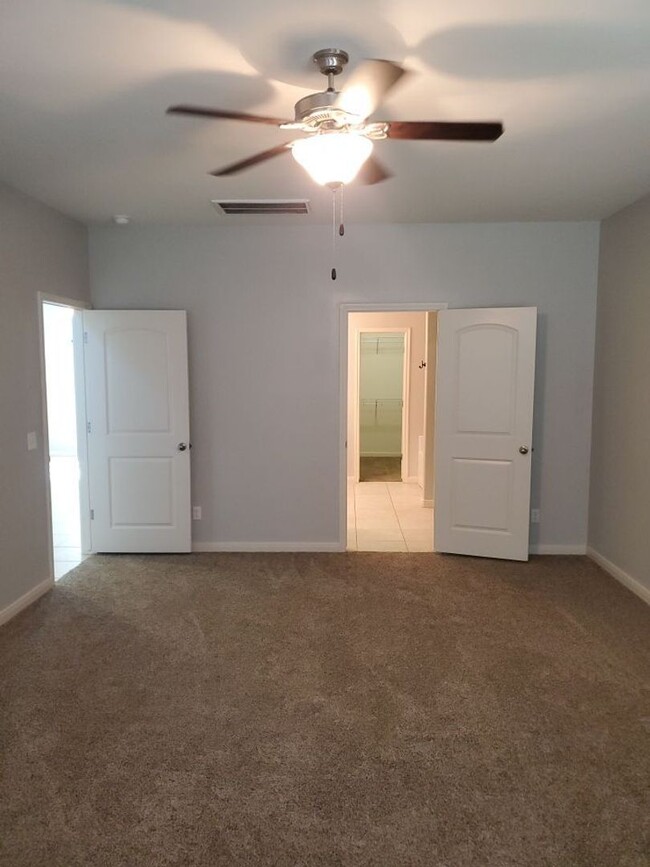 Building Photo - 4 bedrooms/2.5 bath over 2,000 square feet