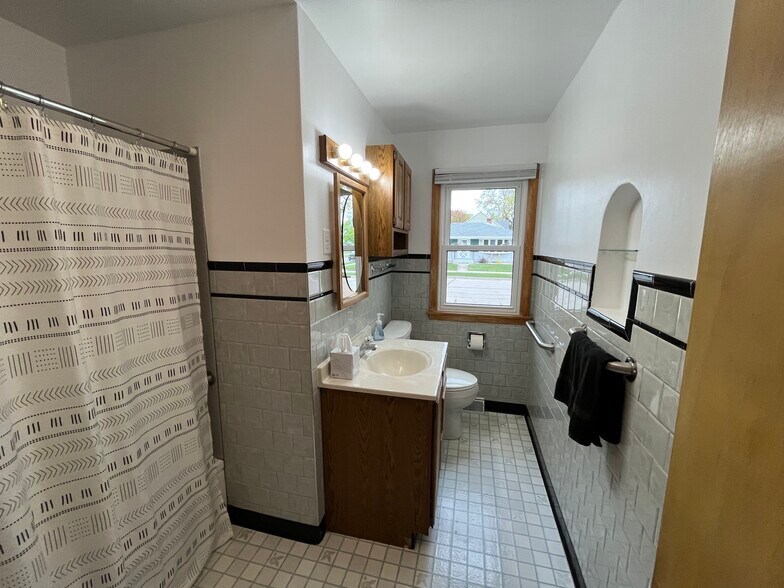 Building Photo - 3505 Schroeder Dr