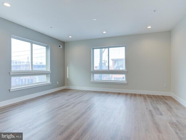 Building Photo - 632 Moyer St