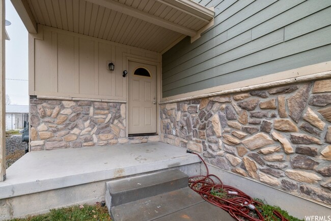 Building Photo - Spacious Vernal Townhome
