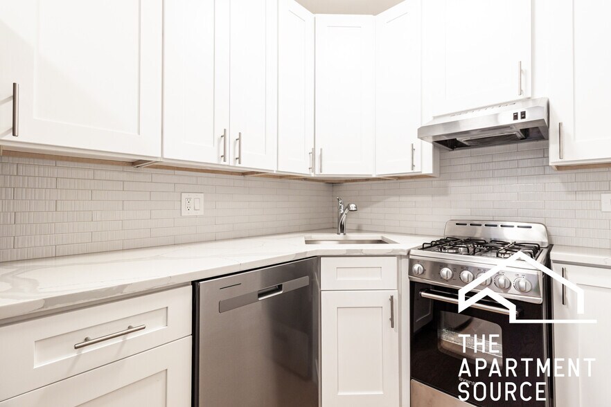 Building Photo - 516 W Cornelia Ave