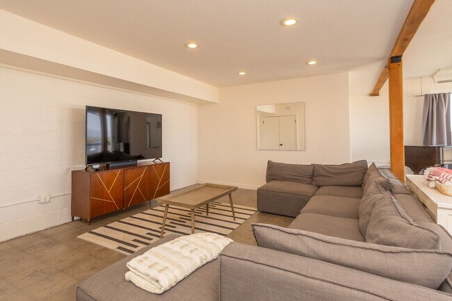 Building Photo - Spectacular Furnished 4 Bedroom/ 3 Bath Mid-Century Modern Retreat in Encinitas