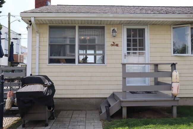 Building Photo - 14 Leeway Dr