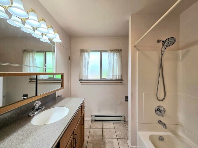 Building Photo - ** Oversized 4-Bedroom House w/ 2-Car Garage, & Fenced Backyard in a great Wenatchee Neighborhood!