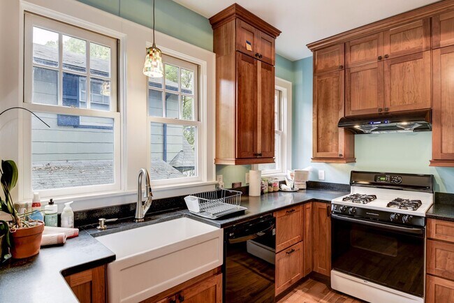 Building Photo - 3 Bed 2.5 Bath - Takoma Park Craftsman - Spacious Rear Deck