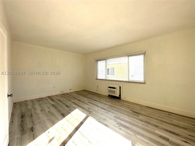 Building Photo - 955 Bay Dr E