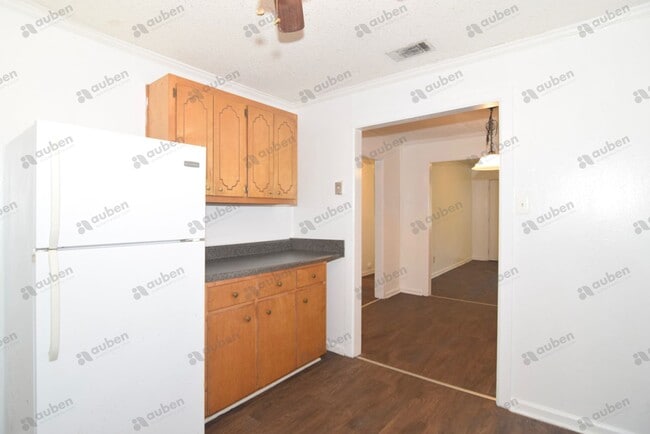 Building Photo - 2 Bedroom Duplex For Lease