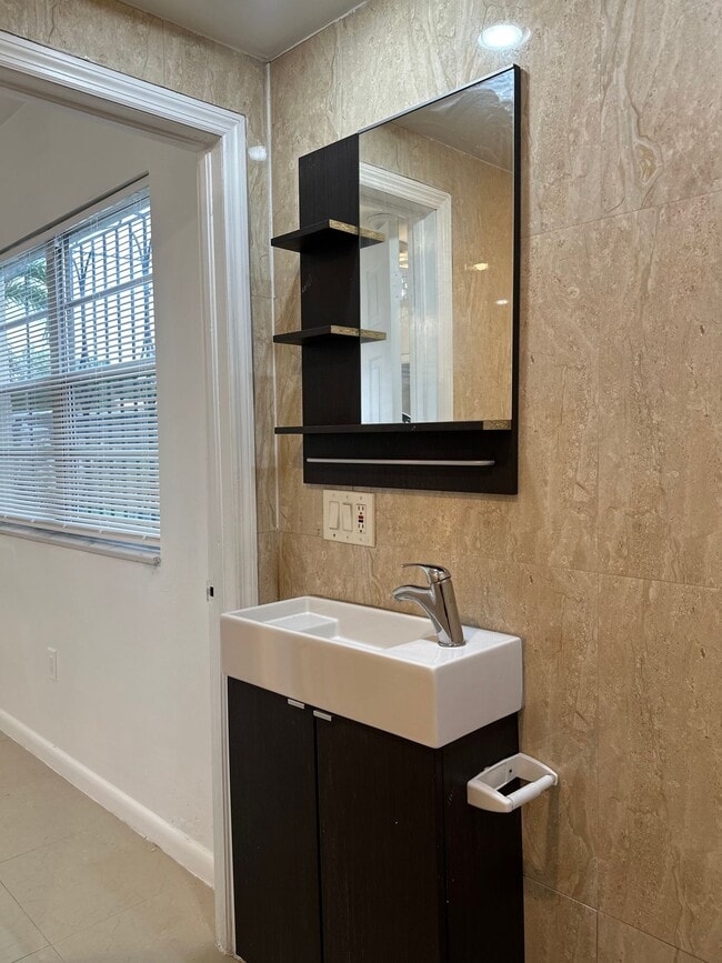 Building Photo - Huge 3 Bed House For Rent