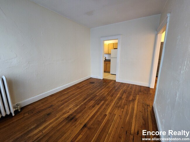 Building Photo - 248 Kelton St