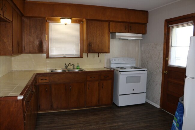 Building Photo - 710 W 7th St