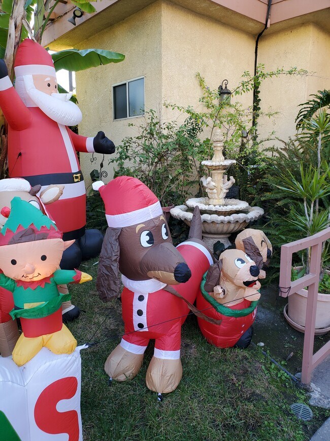 CHRISTMAS - 4604 Cahuenga Blvd