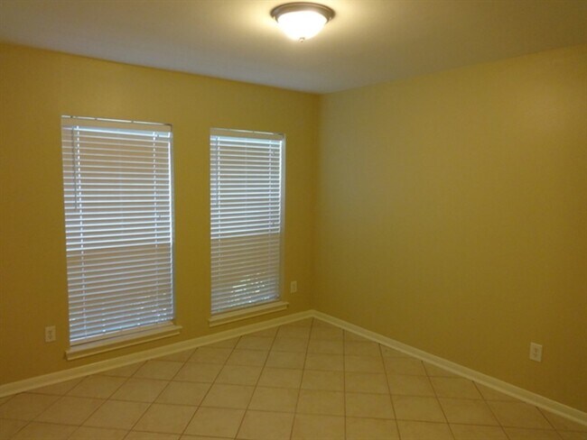 Building Photo - 104 Laguna Pointe Dr