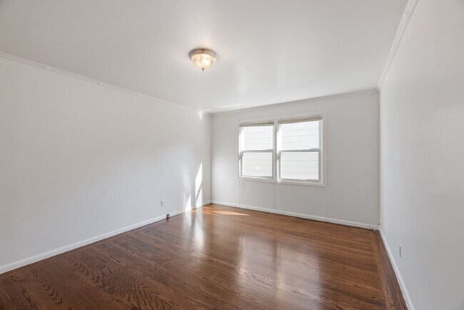 Building Photo - Stunning, Pet Friendly Edwardian 2BR Remod...