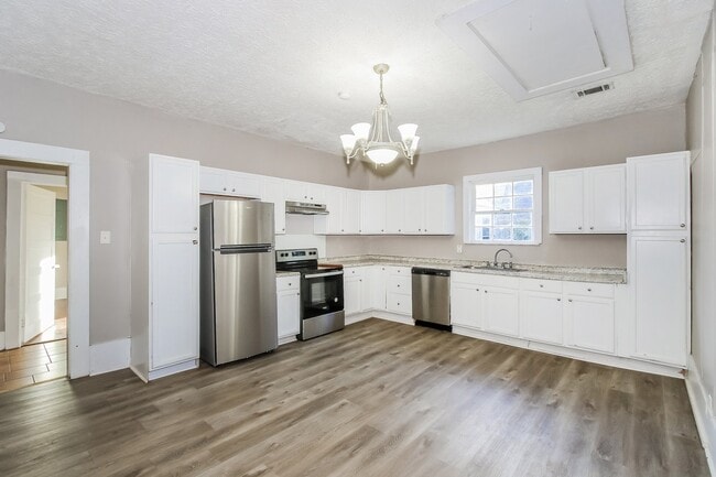 Building Photo - 130 Pelzer St