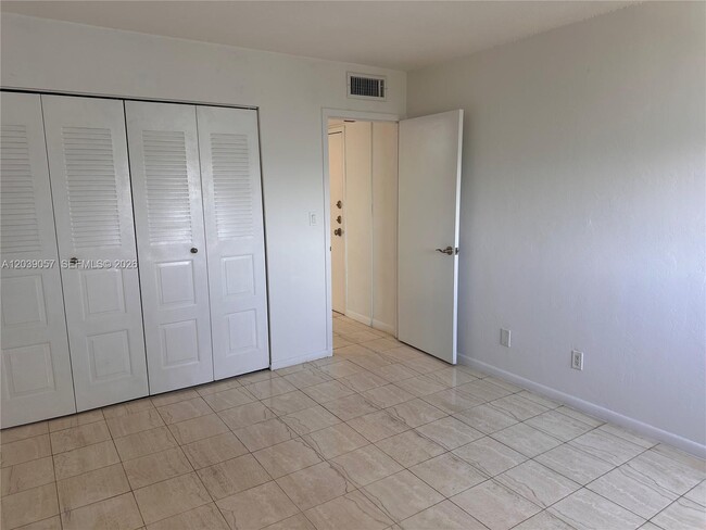 Building Photo - 2715 Tigertail Ave