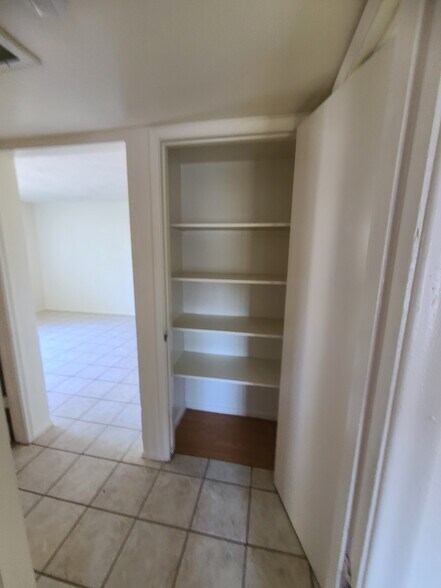 Building Photo - 1420 N Evergreen St