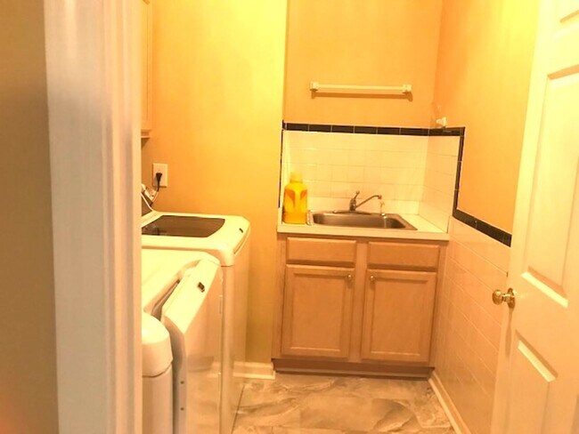 Building Photo - 4 Bedroom, 2.5 Bath, Pet Friendly Home with Fenced Yard & Sunroom! Available Soon!