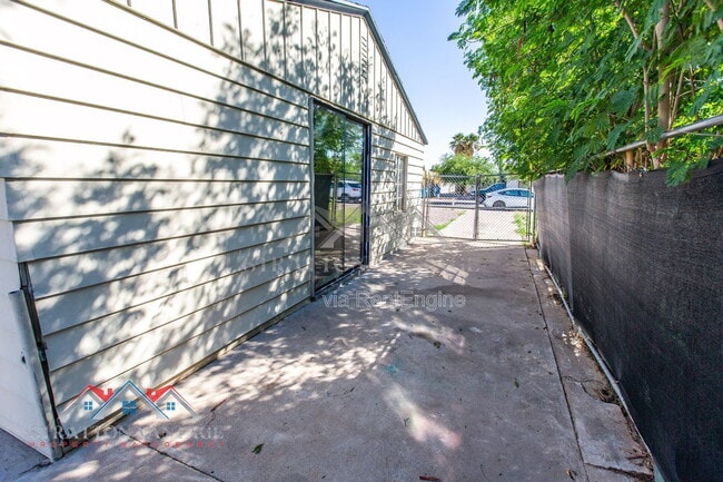 Building Photo - 1324 W Clarendon Ave