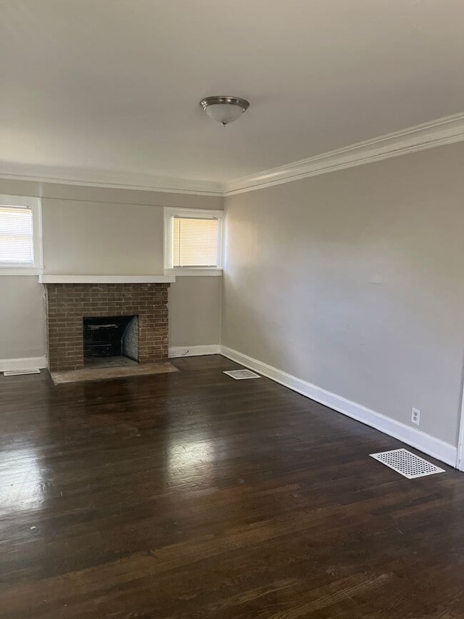 Building Photo - Cute & Cozy 2 Bedroom W/Bonus Room For Rent!!