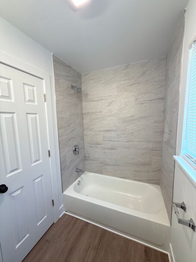 Building Photo - Freshly Renovated 3 Bedroom, 1.5 Bath Townhome in Joliet