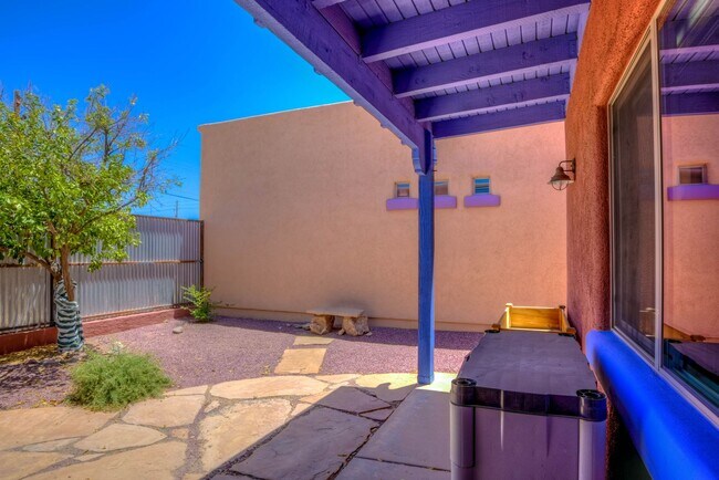 Building Photo - Eastside Barrio Style Home
