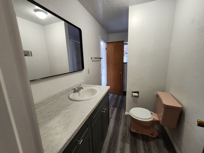 Building Photo - 221 - Steelhead Ave Duplex